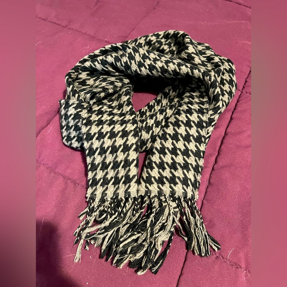 LIKE NEW!! Women’s Winter Scarf 🧣 with fringe edges.